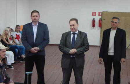 Евгений Ильин поздравил с новосельем членов клуба для инвалидов «Успех»